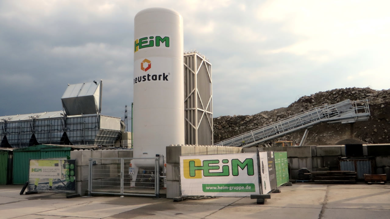 At a recycling facility on the outskirts of Berlin, carbon emissions from biomethane production are stored in construction waste. The Swiss company Ne
